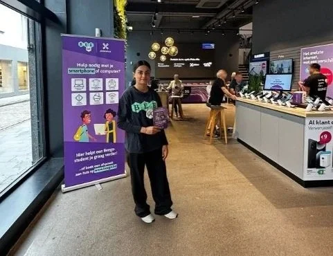 Beego-student helpt een klant in een Proximus shop