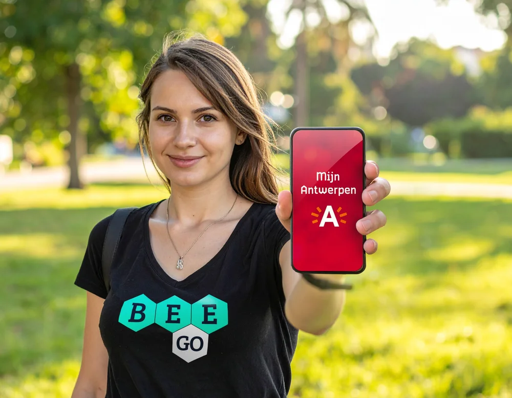 Beego-student toont de Mijn Antwerpen-app op een smartphone